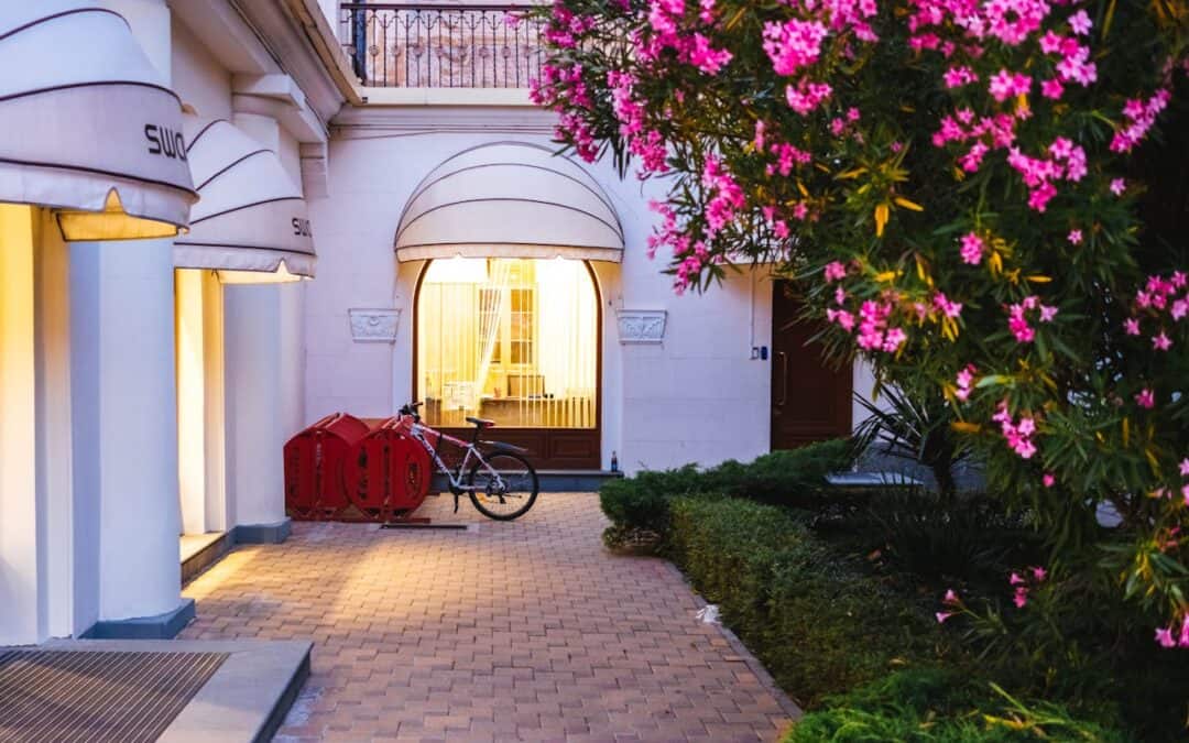 Den ultimative guide til bedlamper – og hvordan du kombinerer dem med havelamper